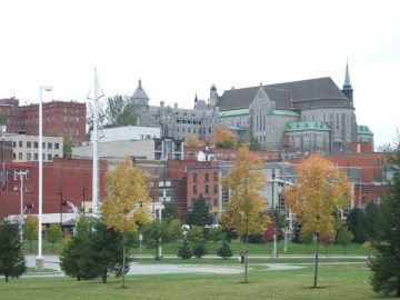 Lawn in Sherbrooke in front of a historical building.