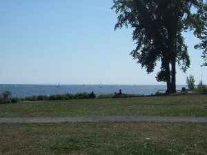 The scenery of Lakeshore Road. Right in front is Lake Saint-Louis.