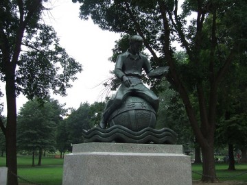 ボストン、パブリック・ガーデンの「Learning」の銅像。