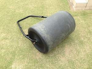 芝生の上のバロネスの芝生専用転圧ローラー。