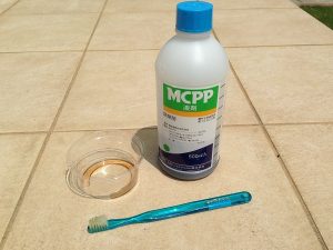 MCPPのボトル、カップ、ハブラシ。